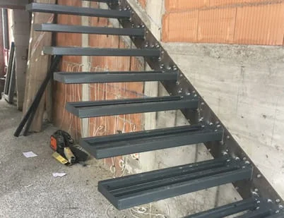 Прямые лестницы из металла
