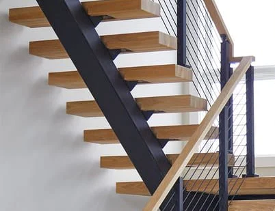 Изготовление и монтаж деревянной лестницы с поворотом на 90 и градусов