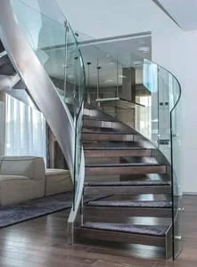 Пример ограждения лестницы из стекла