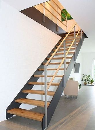 Металлическая лестница на тетивах в Нижнем Новгороде - пример выполнения