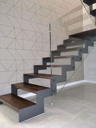 Лестница открытого типа на металлическом каркасе - пример выполнения