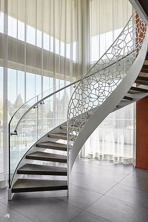 Полувинтовые металлические лестницы в Екатеринбурге - пример выполнения