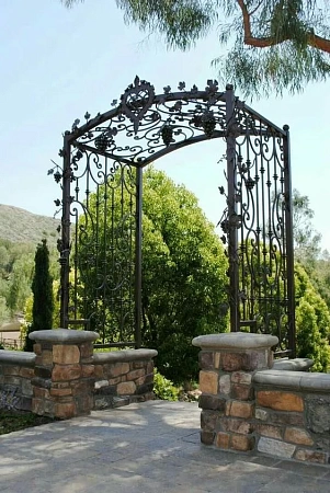Арки садовые, металлические в Казани - пример выполнения