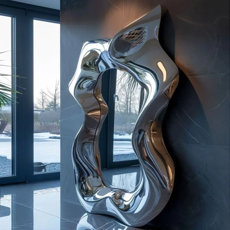 Дизайнерское напольное зеркало в раме из нержавеющей стали на заказ