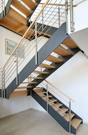 Металлическая лестница на тетивах в Нижнем Новгороде - пример выполнения