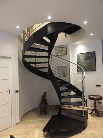 Спиральные металлические лестницы в Нижнем Новгороде - пример выполнения