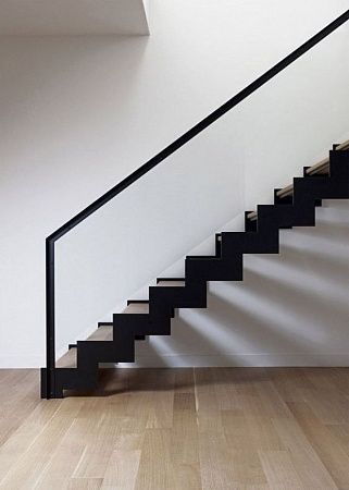 Металлические лестницы на ломаном косоуре зигзаг - пример выполнения