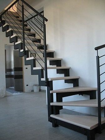 Металлические лестницы с поворотом с забежными ступенями - пример выполнения