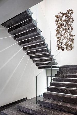 Отделка лестниц камнем в Оренбурге - пример выполнения