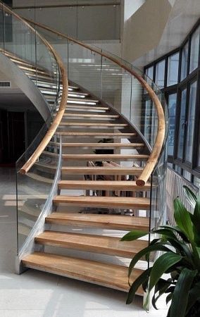 Полувинтовые металлические лестницы в Екатеринбурге - пример выполнения