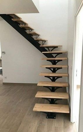 Металлические лестницы с поворотом с забежными ступенями - пример выполнения