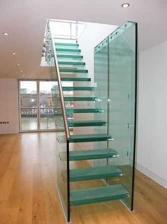 Консольные ступени из стекла в Саратове - пример выполнения