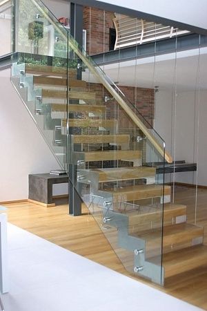 Стеклянное ограждение лестниц в Москве - пример выполнения