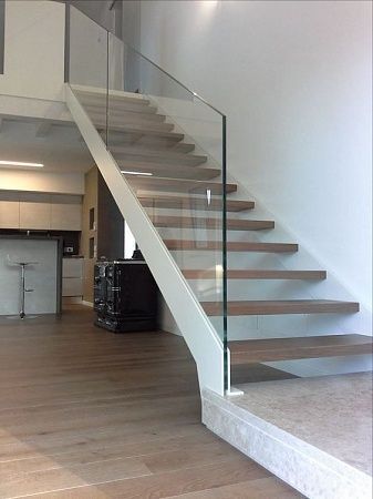 Металлическая лестница на тетивах в Нижнем Новгороде - пример выполнения