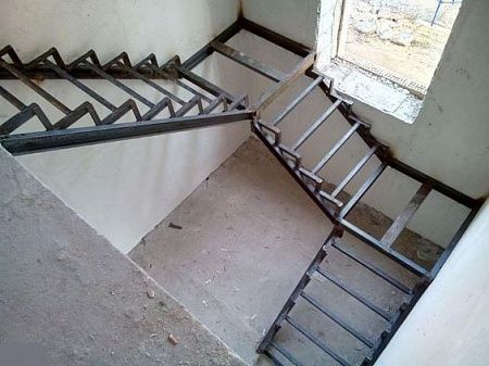 Каркас металлической лестницы закрытого типа - пример выполнения