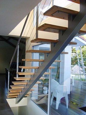 Лестница открытого типа на металлическом каркасе - пример выполнения