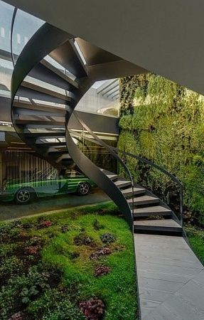 Полувинтовые металлические лестницы в Екатеринбурге - пример выполнения