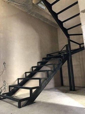 Каркас металлической лестницы закрытого типа - пример выполнения