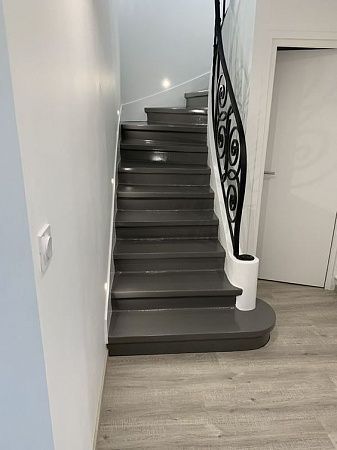 Отделка лестниц смолой в Москве - пример выполнения