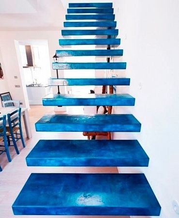 Отделка лестниц смолой в Москве - пример выполнения