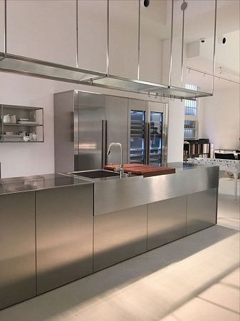 Кухонный остров из нержавеющей стали в Казани - пример выполнения