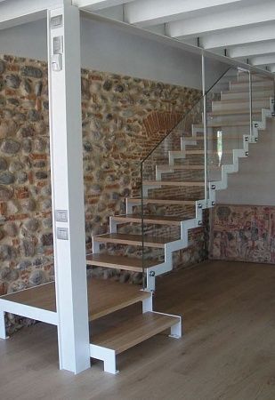 Г-образные металлические лестницы в Саратове - пример выполнения