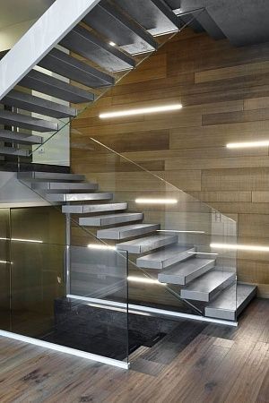 Отделка лестниц смолой в Москве - пример выполнения