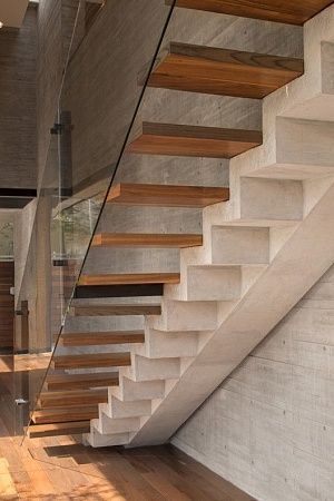 Отделка металлических лестниц, ступеней деревом в Москве - пример выполнения