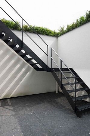 Металлическая лестница на тетивах в Нижнем Новгороде - пример выполнения