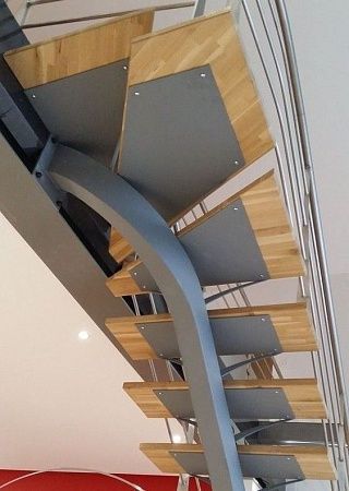 Металлические лестницы на изогнутом монокосоуре в Самаре - пример выполнения