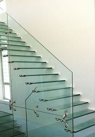 Консольные ступени из стекла в Саратове - пример выполнения