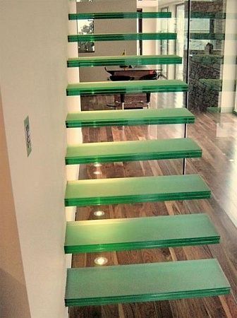 Консольные ступени из стекла в Саратове - пример выполнения