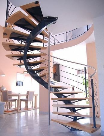 Металлические лестницы на изогнутом монокосоуре в Самаре - пример выполнения