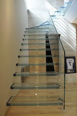 Консольные ступени из стекла в Саратове - пример выполнения