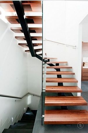 Металлические лестницы с поворотом с забежными ступенями - пример выполнения