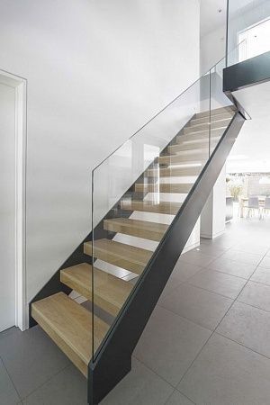 Металлическая лестница на тетивах в Нижнем Новгороде - пример выполнения