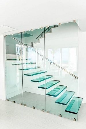 Консольные ступени из стекла в Саратове - пример выполнения