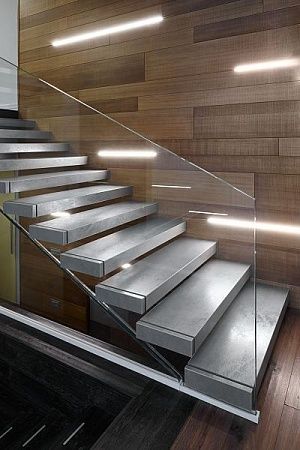 Отделка лестниц смолой в Москве - пример выполнения