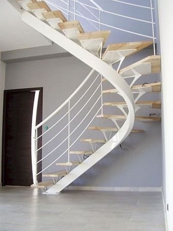 Металлические лестницы на изогнутом монокосоуре в Самаре - пример выполнения