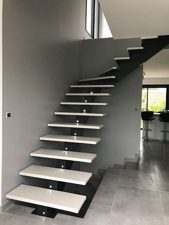 Металлические лестницы с поворотом с забежными ступенями - пример выполнения