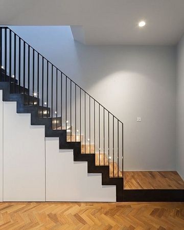 Металлические лестницы на ломаном косоуре зигзаг - пример выполнения