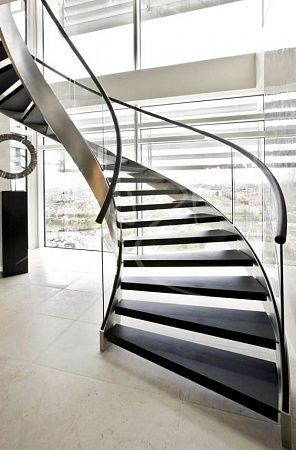 Полувинтовые металлические лестницы в Екатеринбурге - пример выполнения