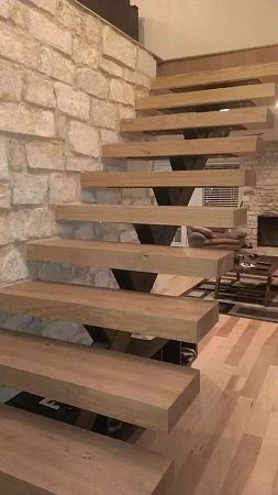 Металлическая лестница на монокосоуре из металла в Москве - пример выполнения