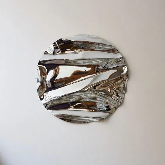 Дизайнерское зеркало из мятой нержавеющей стали на заказ