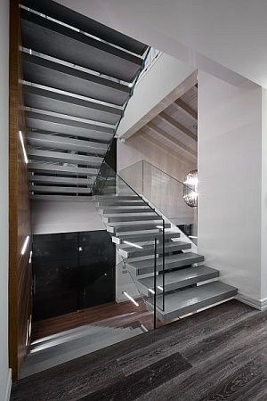 Отделка лестниц смолой в Москве - пример выполнения