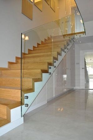 Стеклянное ограждение лестниц в Москве - пример выполнения