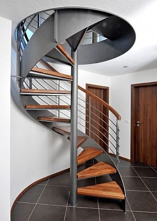 Пример полувинтовой лестницы из металла