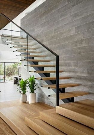 Металлическая лестница на монокосоуре из металла в Москве - пример выполнения