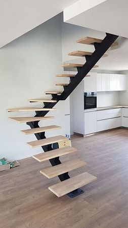 Лестница открытого типа на металлическом каркасе - пример выполнения