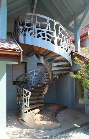 Спиральные металлические лестницы в Нижнем Новгороде - пример выполнения